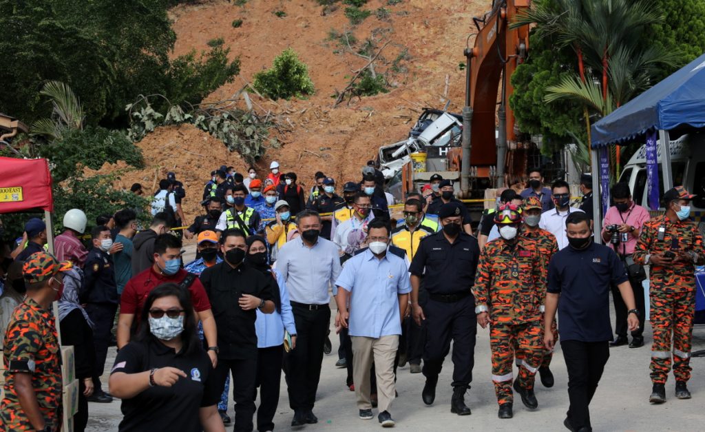 MB RM10 000 Aid To Families Of Landslide Victims Selangor Journal