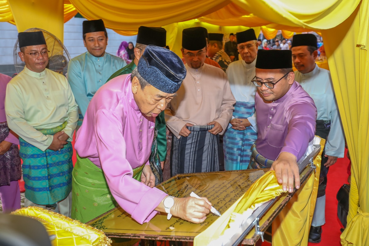 Selangor Sultan Officiates Setia Alam Mosque Distributes Aidilfitri