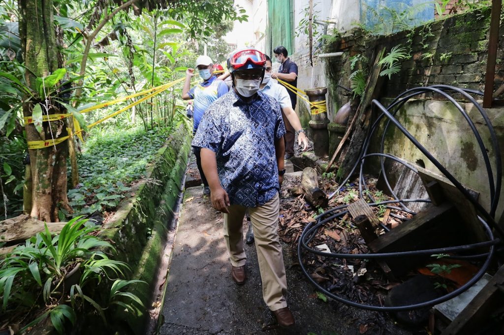 2008 Bukit Antarabangsa Landslide / YANG HIDUP: Tanah