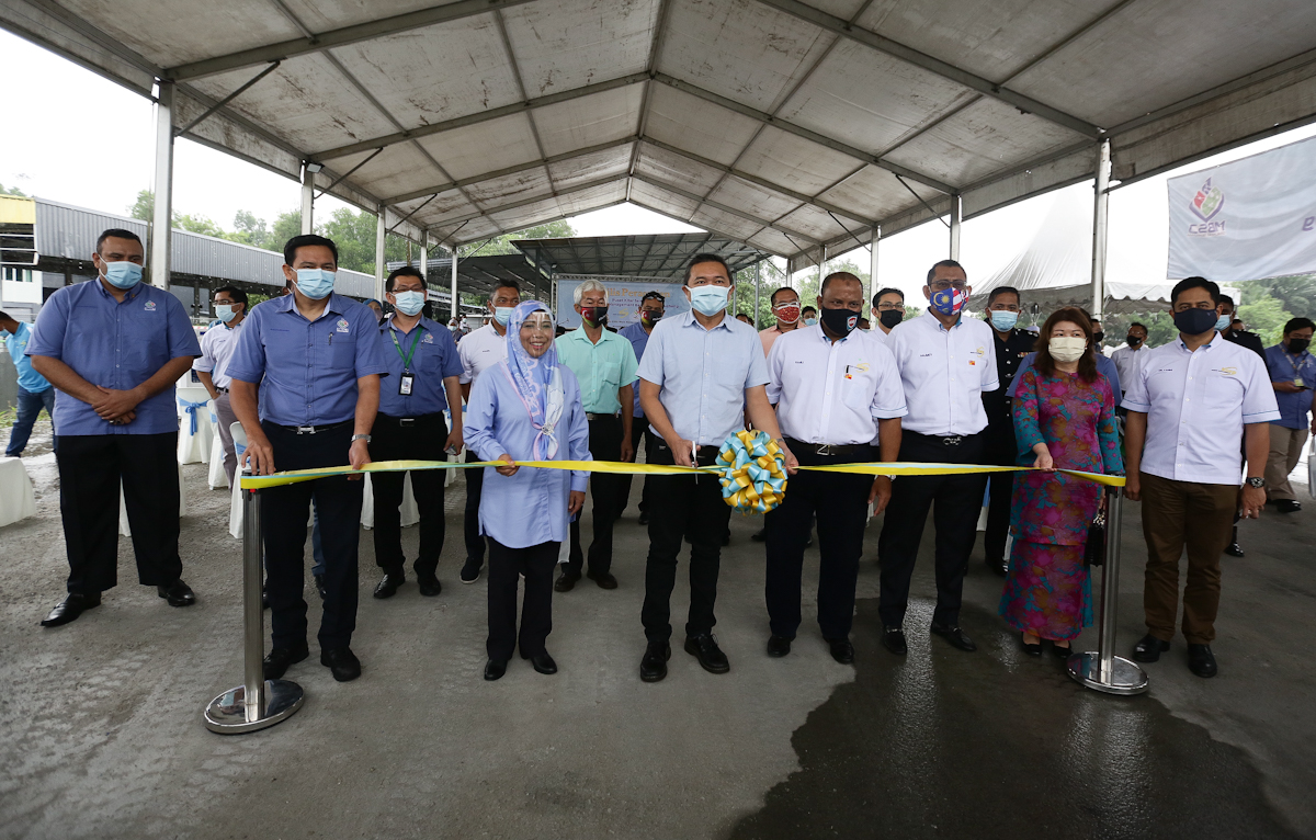 Illegal landfill in Puchong turned into recycling centre - Selangor Journal