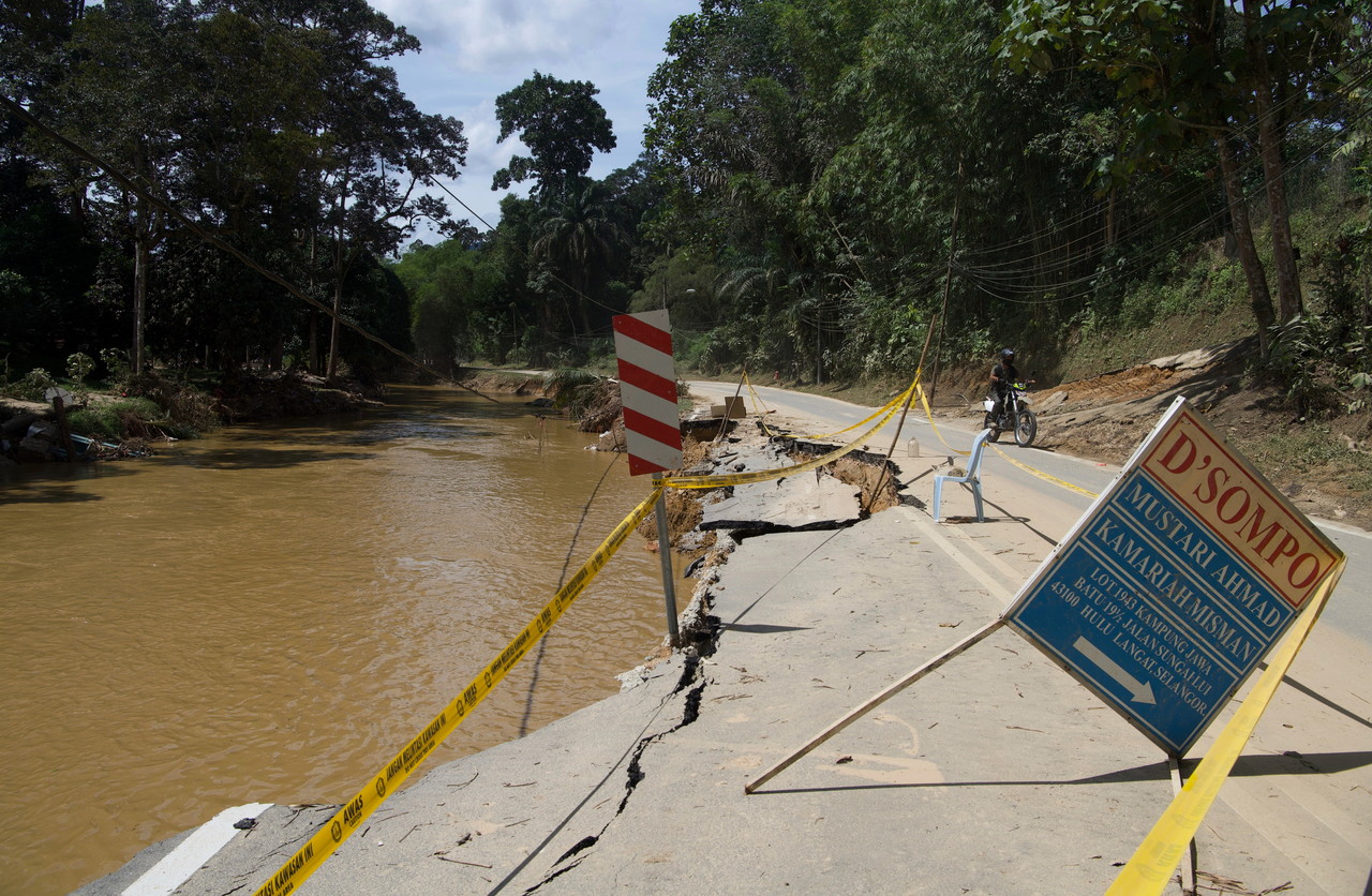 284 routes in Selangor affected by floods, 27 roads closed - Selangor ...