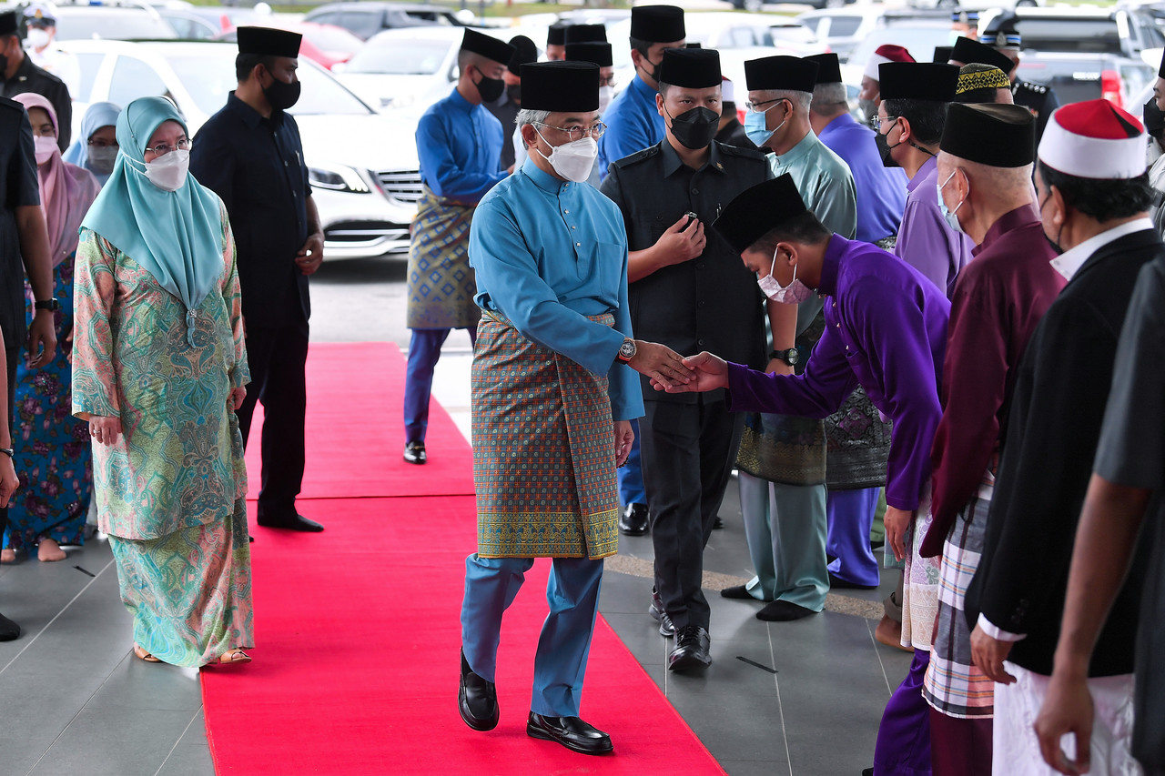 King, Queen perform Aidiladha prayers at Tengku Ampuan Afzan Mosque ...