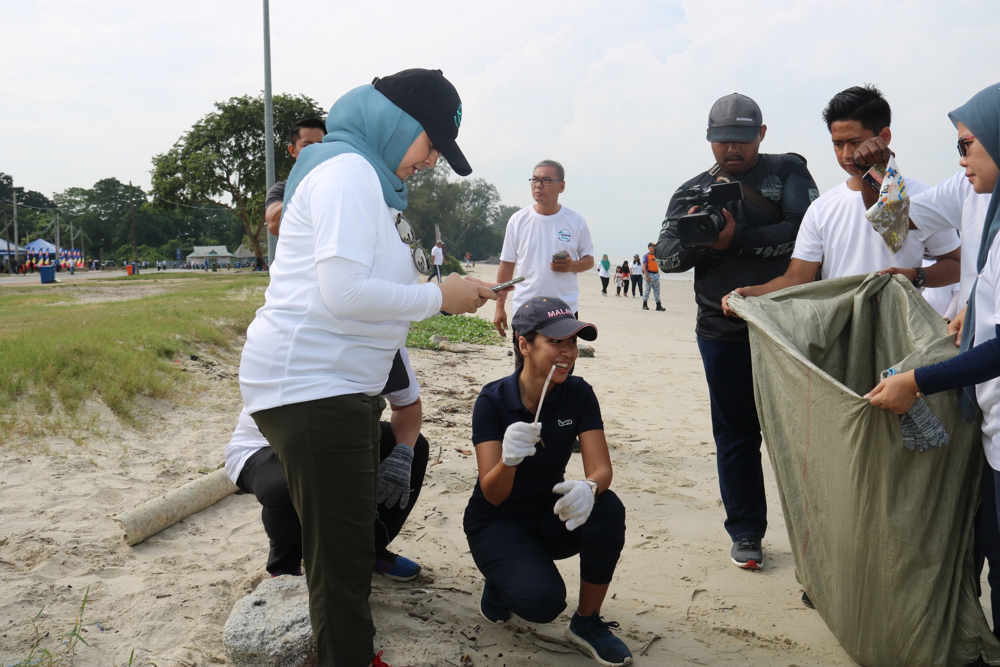 Tengku Zatashah helps to clean beach, plant saplings at Morib ...