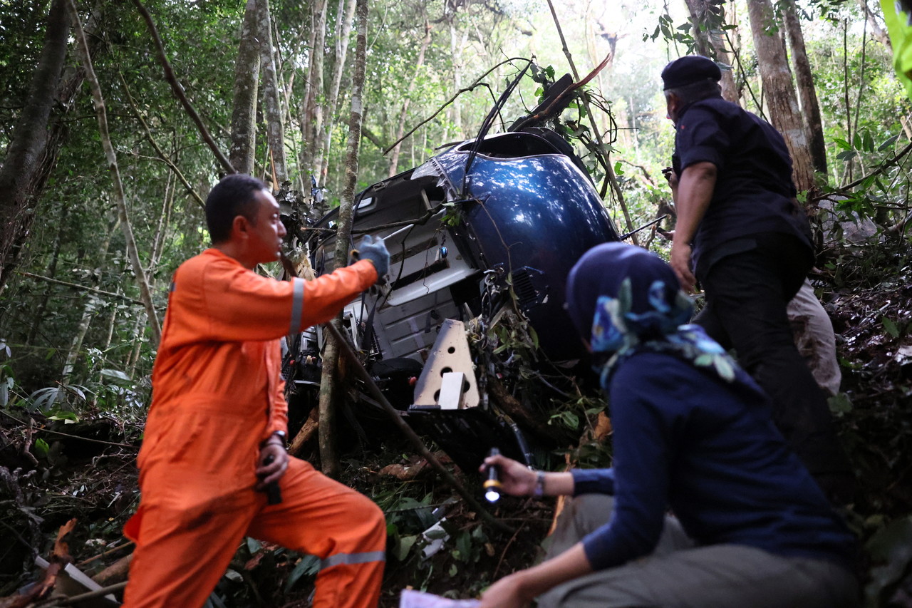 BSKU, Police Arrive At Crash Site To Start Investigations - Selangor ...