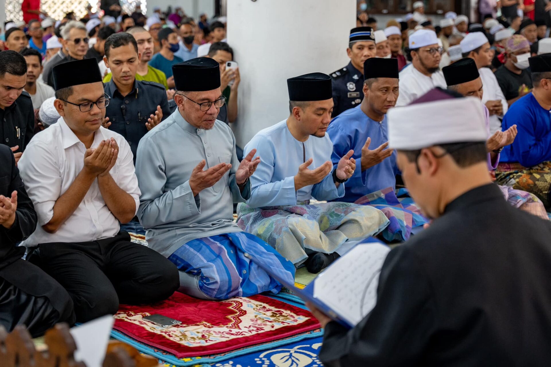 PM receives warm welcome at nostalgic Masjid Kampung Melayu Majidee ...