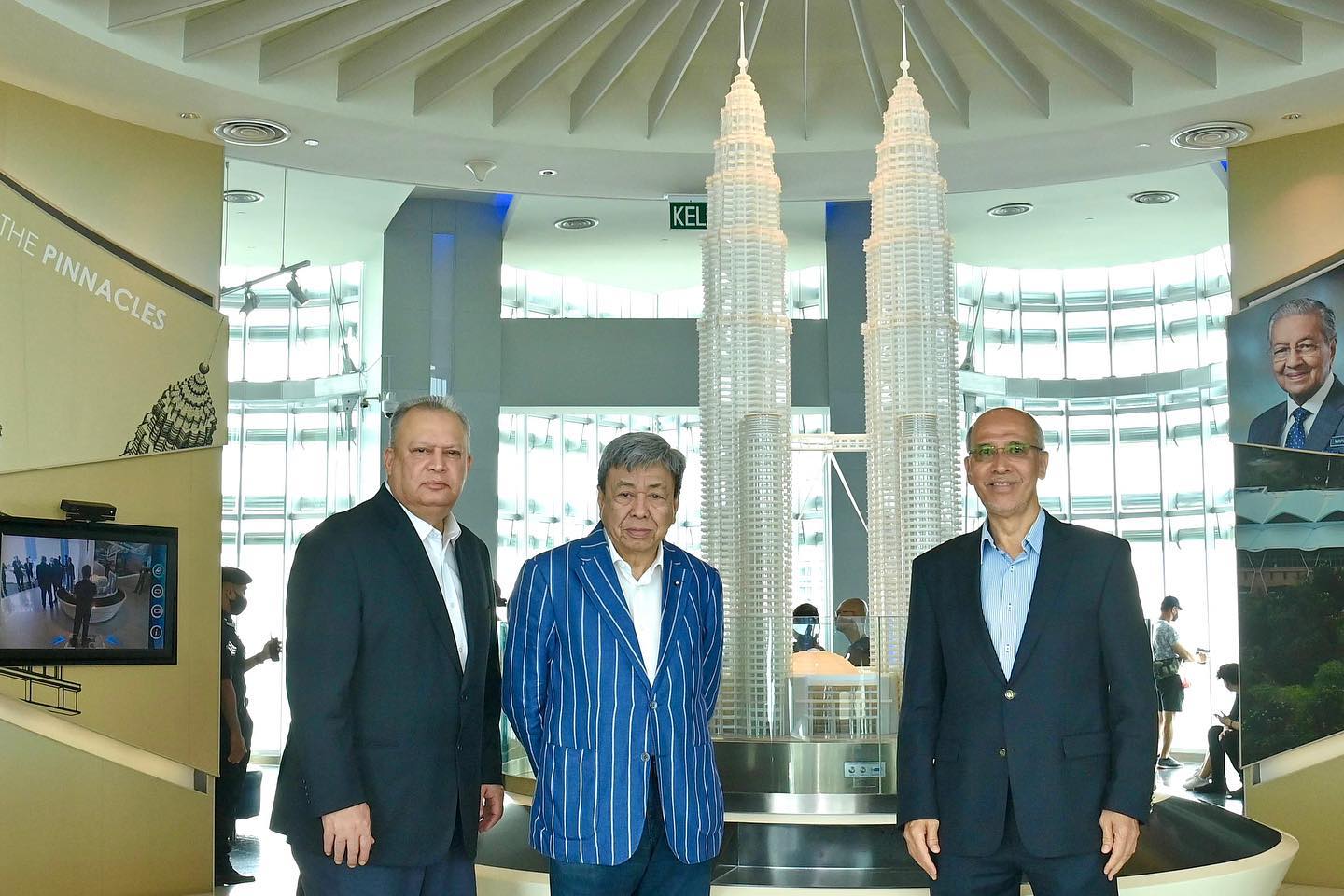 Sultan Sharafuddin Visits Petronas Twin Towers - Selangor Journal