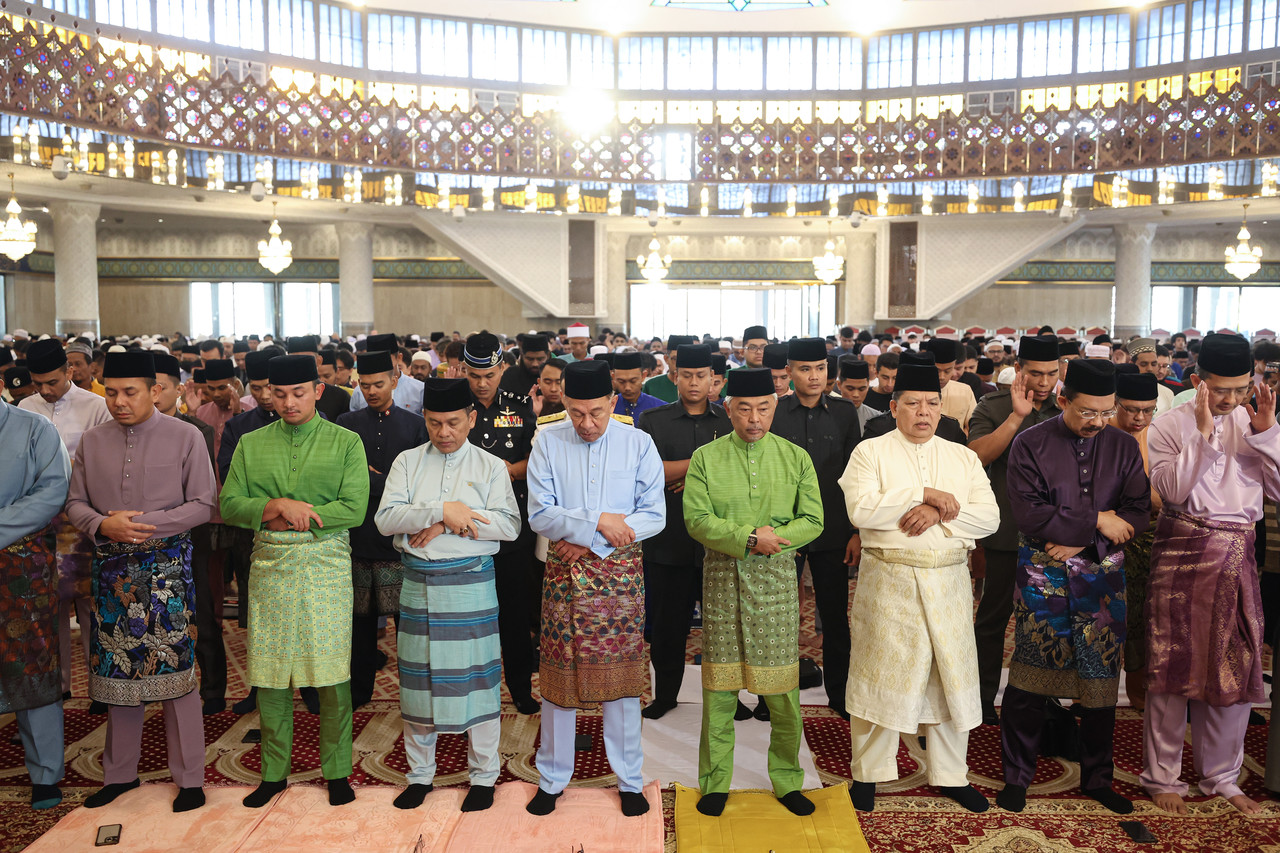 King, Queen perform Aidilfitri prayers at Masjid Negara - Selangor Journal