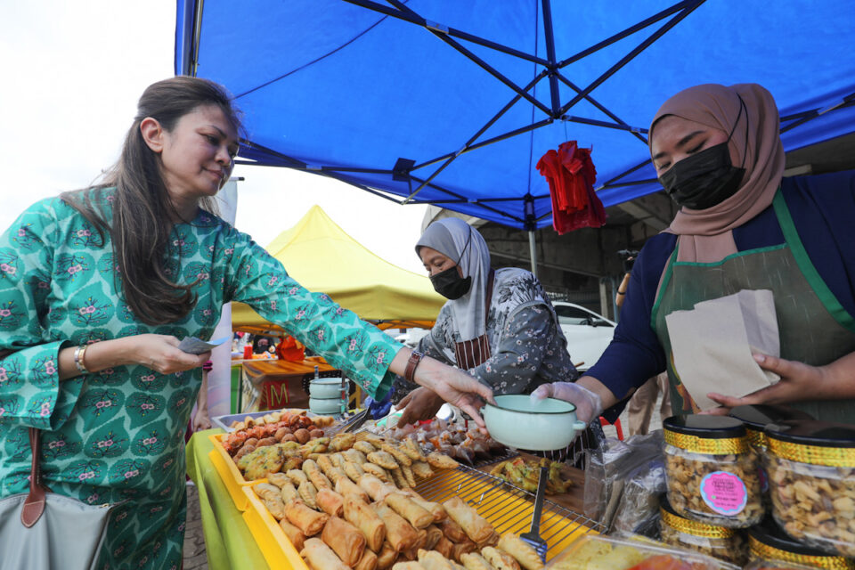 Tengku Permaisuri visits Stadium Shah Alam Ramadan bazaar - Selangor ...