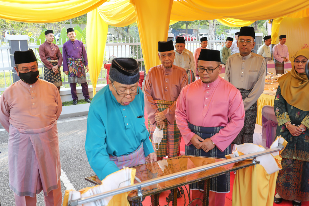 Selangor Sultan Officiates Mosque, Breaks Fast With Hulu Langat ...