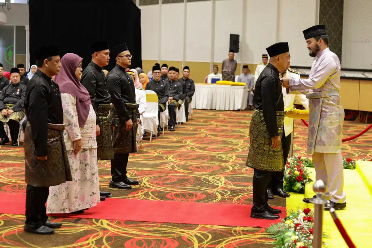 221 Receive Awards, Medals In Conjunction With Selangor Sultan's ...