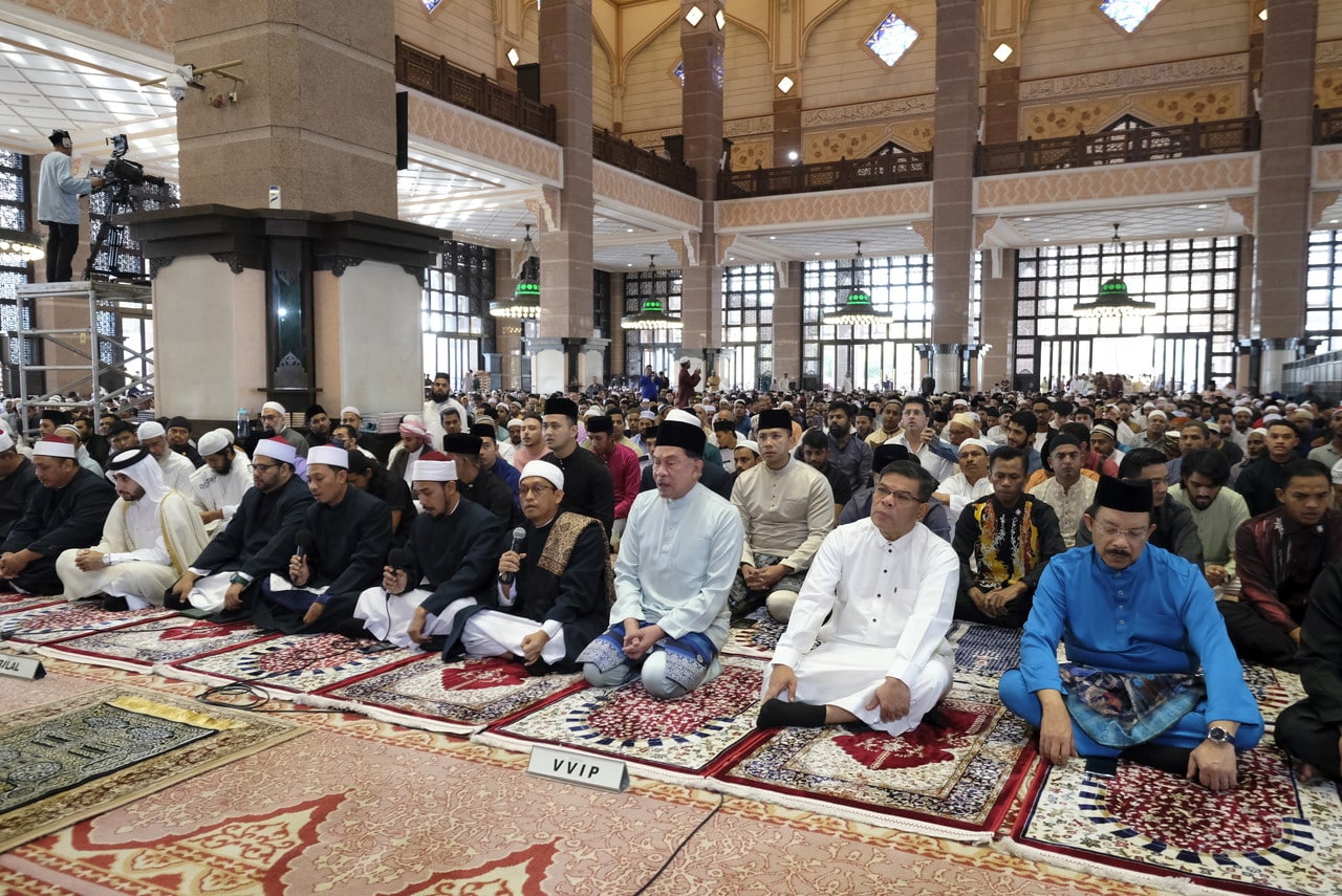 PM Anwar performs Aidiladha prayers at Masjid Putra - Selangor Journal