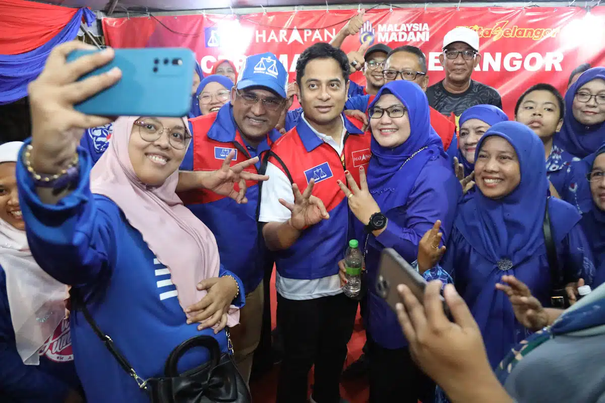 Pakatan Harapan’s Seri Setia candidate Mohammad Fahmi Ngah poses for pictures with attendees of the ‘Arus Merah Kuning’ talk in Desa Mentari, Petaling Jaya, on August 5, 2023. — Picture by REMY ARIFFIN/SELANGORKINI