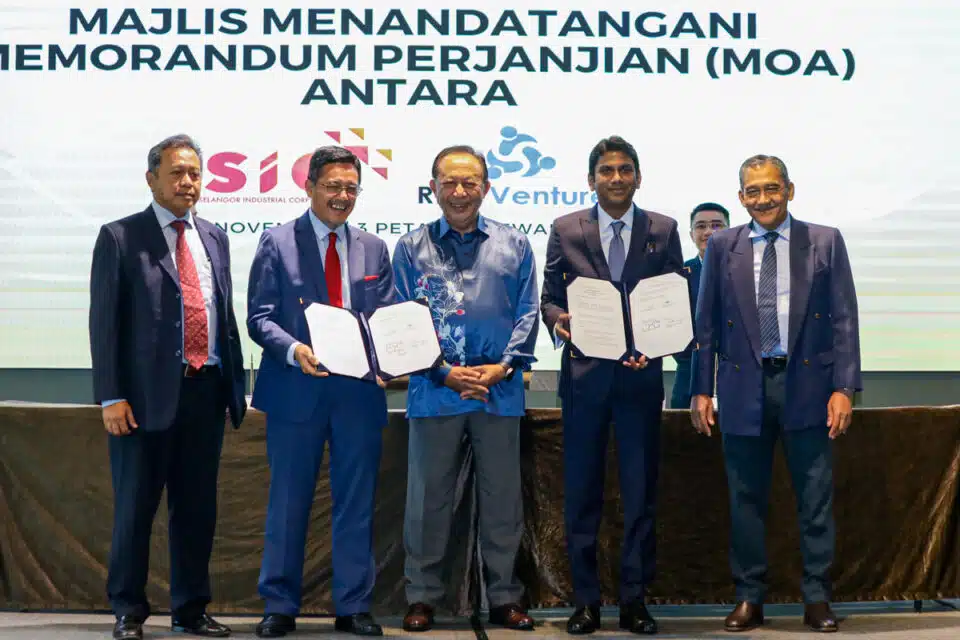 Selangor Industrial Corporation chief executive officer Saharom Mohni (second, left) and RDA Ventures managing director Raymond D'Cruz (second, right) with PKNS chief executive officer Dato' Mahmud Abbas (centre) at a signing ceremony at the PKNS headquarters in Shah Alam on 9 November 2023. — Picture by  HAFIZ OTHMAN/SELANGORKINI