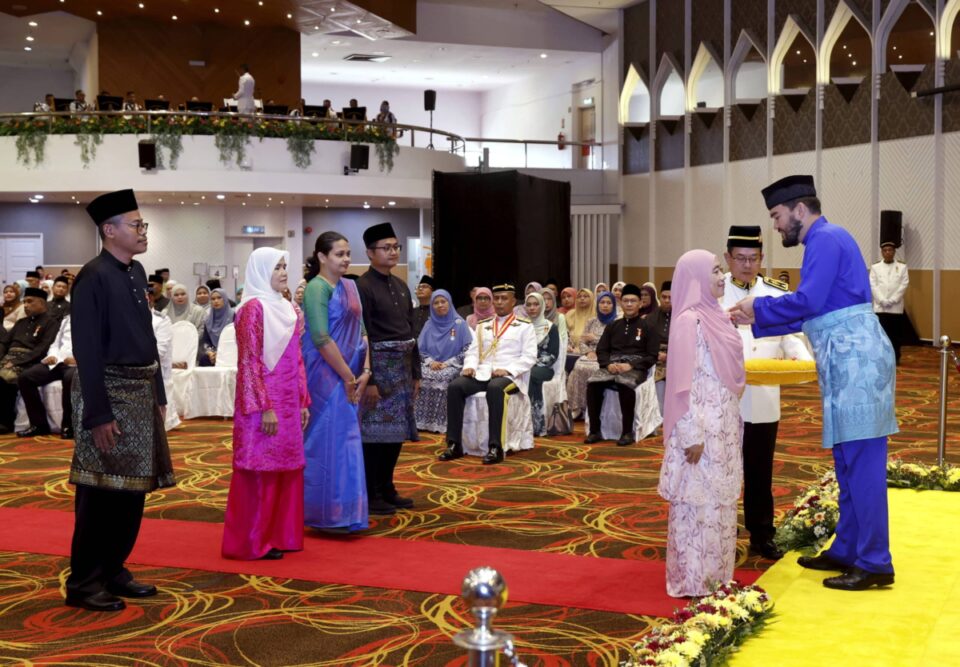 Raja Muda Presents Awards To 165 Recipients From Petaling, Klang ...