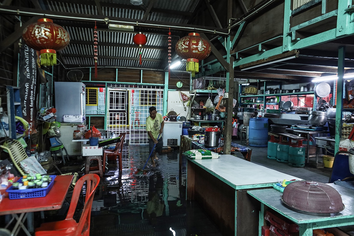 Selangor flood evacuee toll drops, as does Perak’s