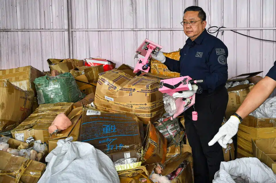 Meltdown For 5 8 Tonnes Of Sex Toys Worth Rm1 3 Mln Selangor Journal