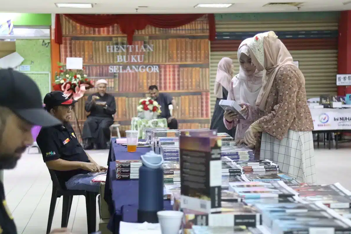 Selangor Bookstop appeals to readers, brightens Kajang Terminal